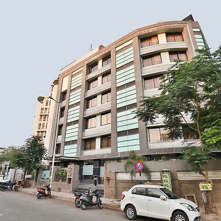 Oyo 4938 Hotel Dev Aadi Ahmedabad Exterior foto