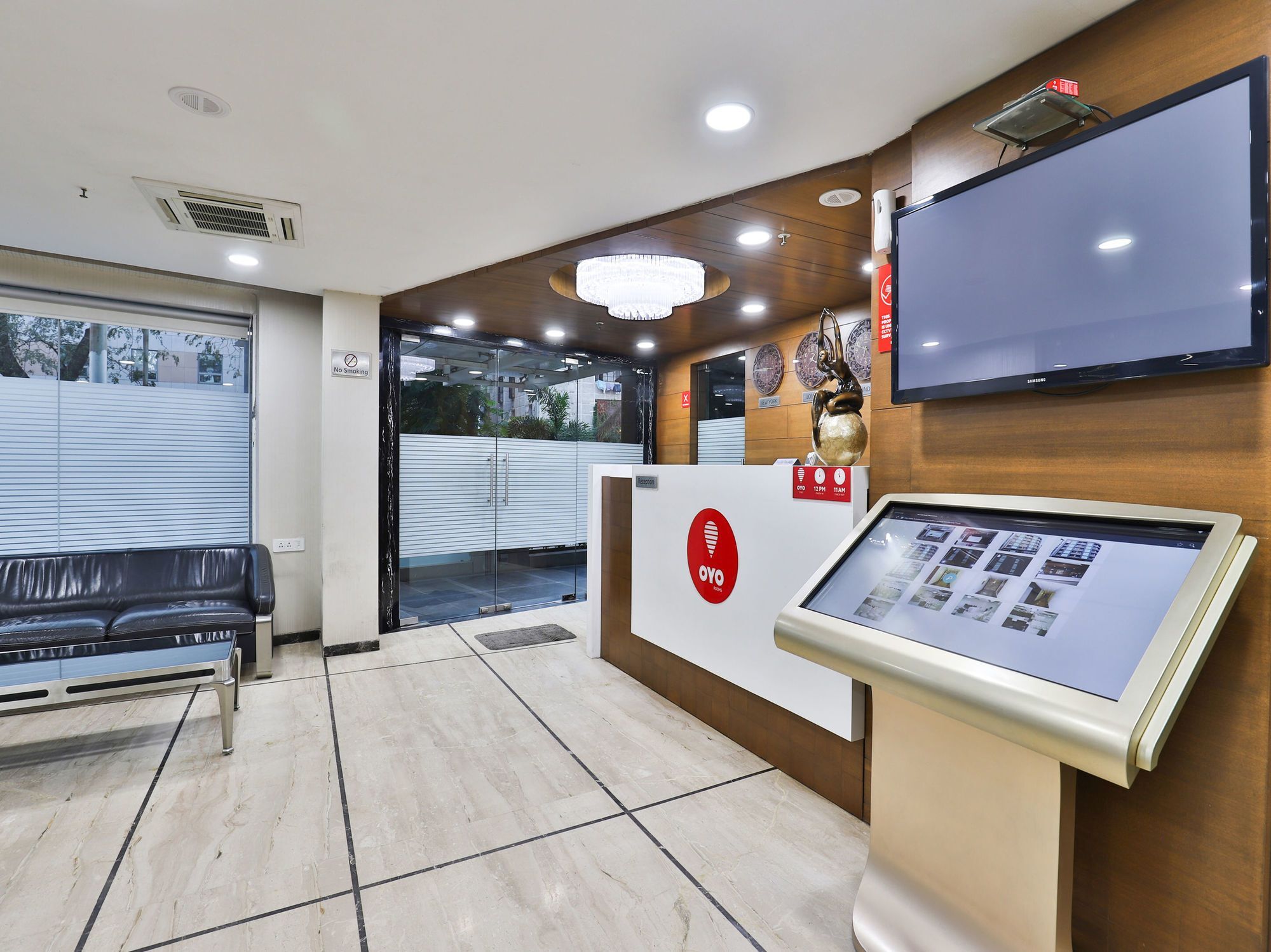 Oyo 4938 Hotel Dev Aadi Ahmedabad Exterior foto